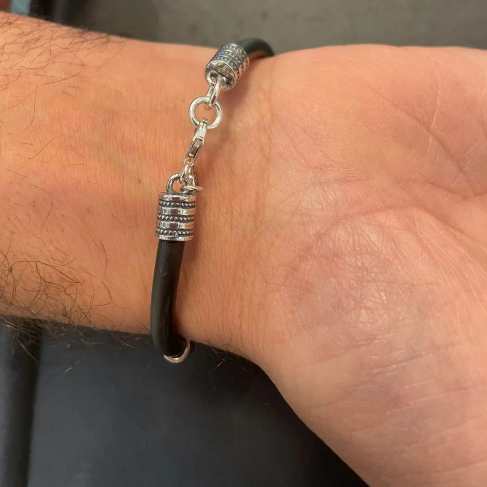 Black Shema Yisrael Men's Bracelet with Silver and Gold - Image 3