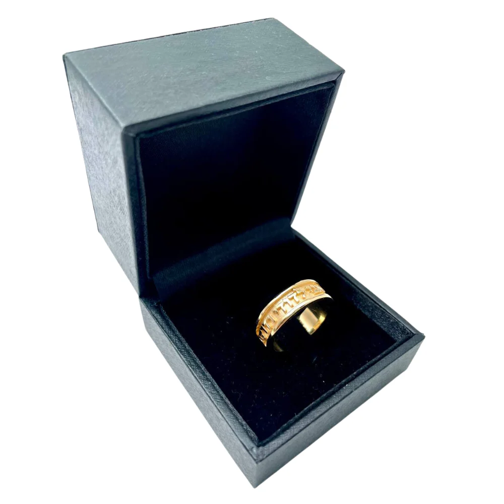 18K Gold Hebrew Wedding Ring with Textured Background - Image 6