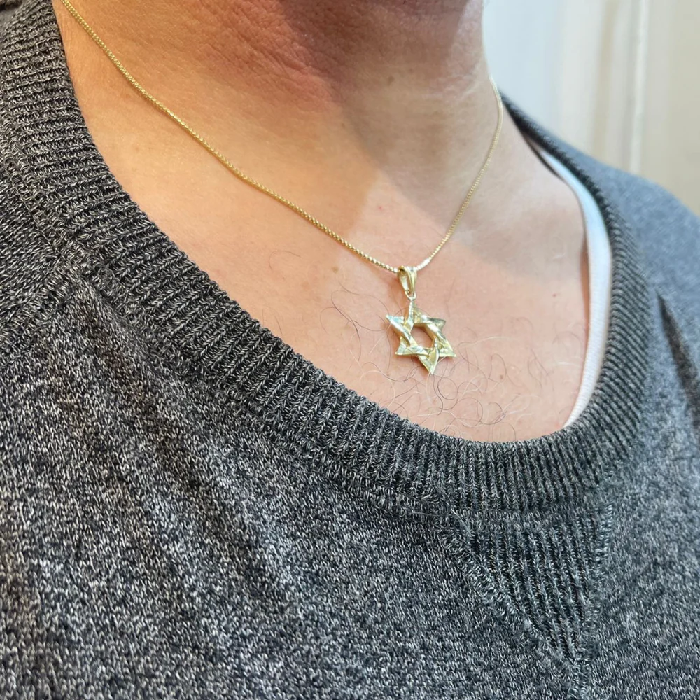 Shiny Gold Intertwined Star of David Pendant - Image 4