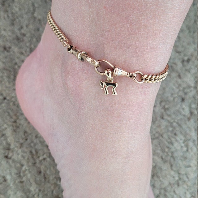 Chai Pendant in 14K Gold - Classic Mini Hai - Image 3
