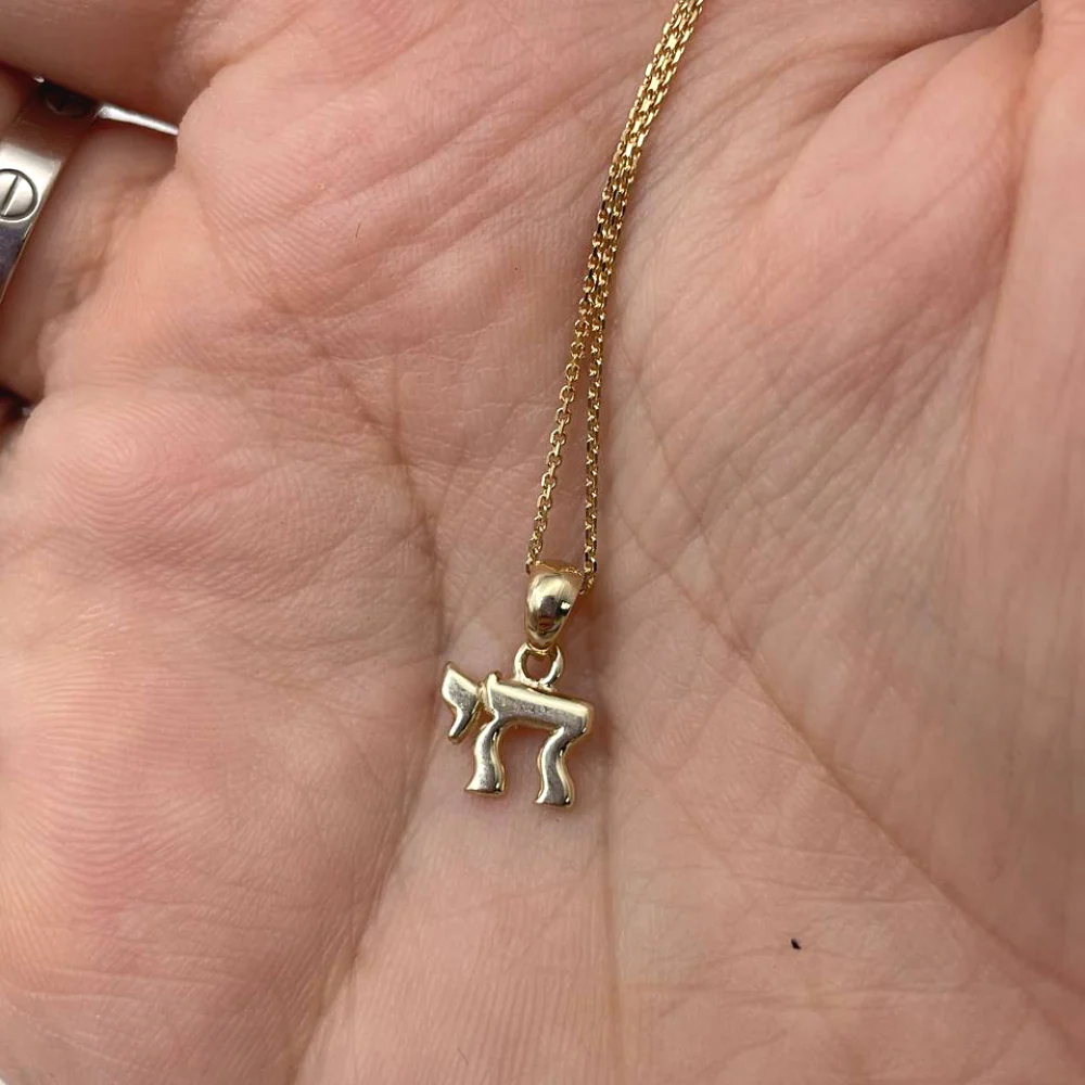 Chai Pendant in 14K Gold - Classic Mini Hai - Image 4