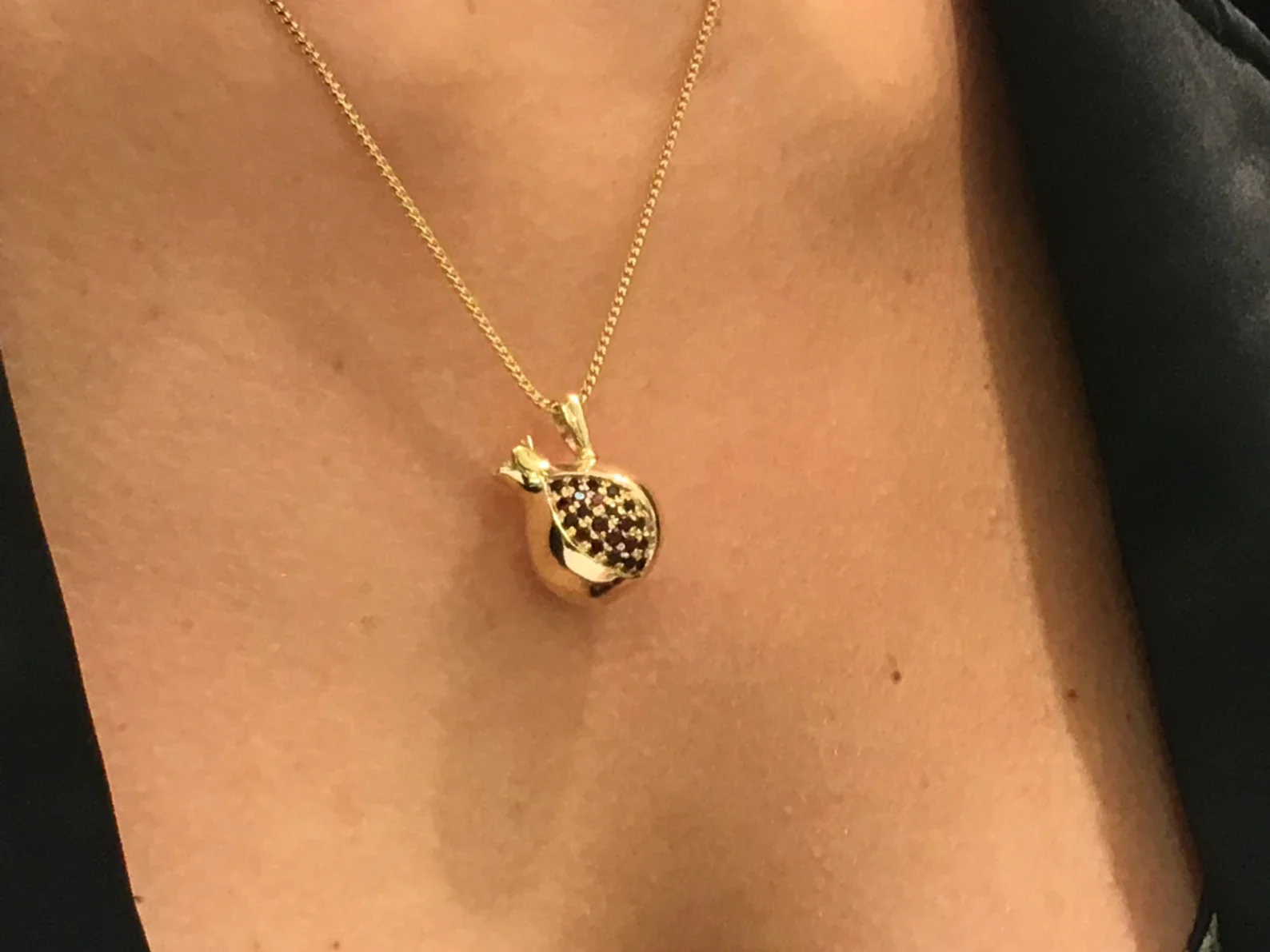 Garnet Pomegranate Pendant in 14k Yellow Gold - Image 7